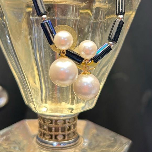 Pearl earrings- 2 on gold toned backs. Vintage! - Picture 3 of 6